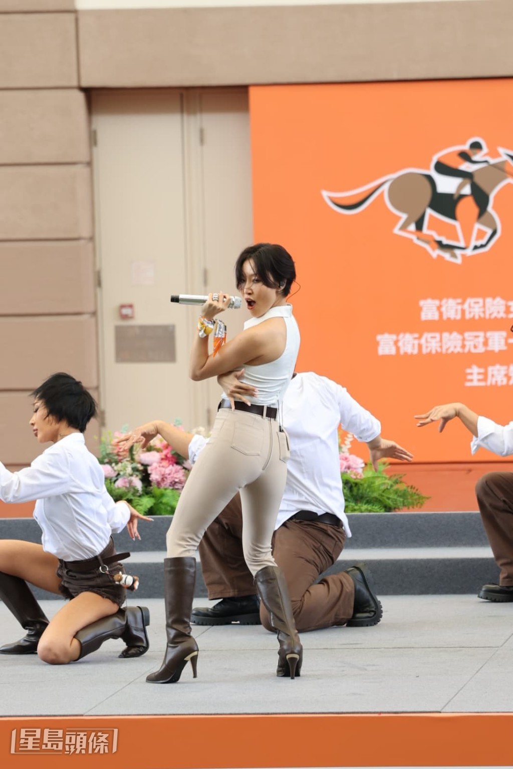 華莎的白色貼身造型展現出時尚風格。