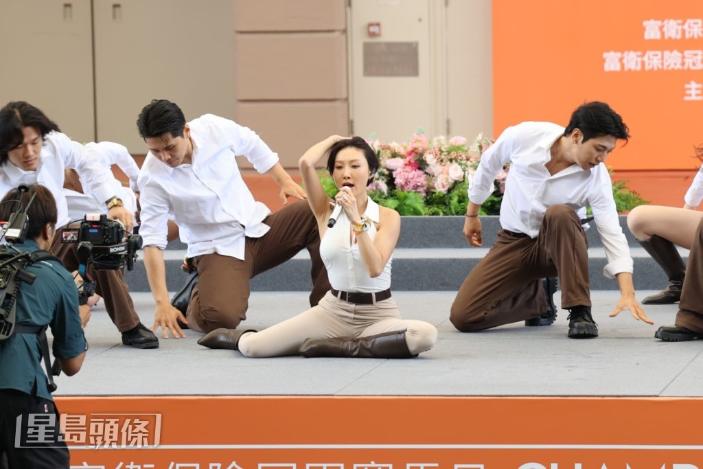 她以廣東話「大家好，我是華莎」向觀眾打招呼。