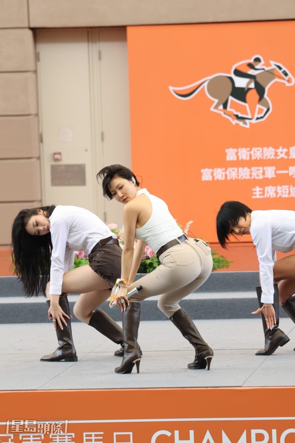 華莎的造型凸顯了其身形。