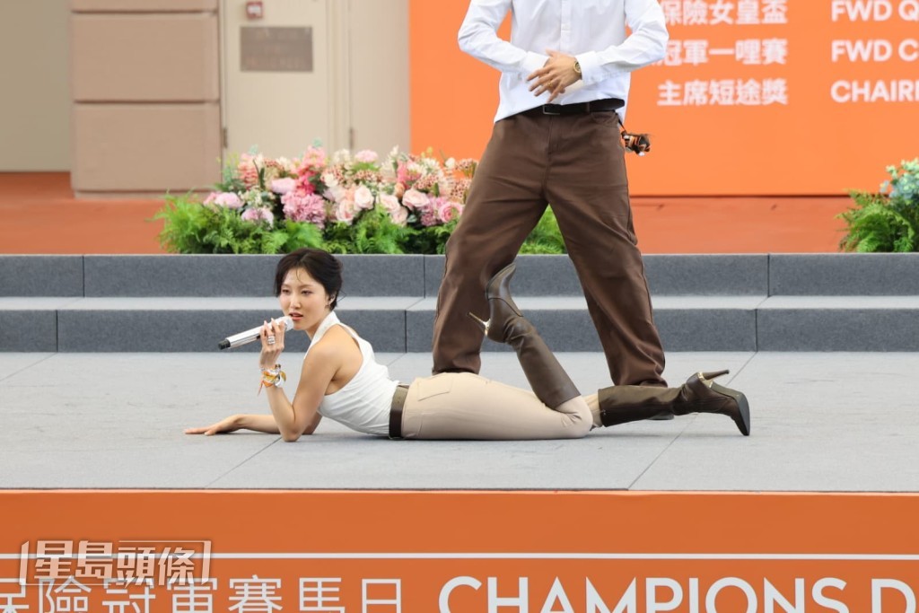 華莎投入演出。