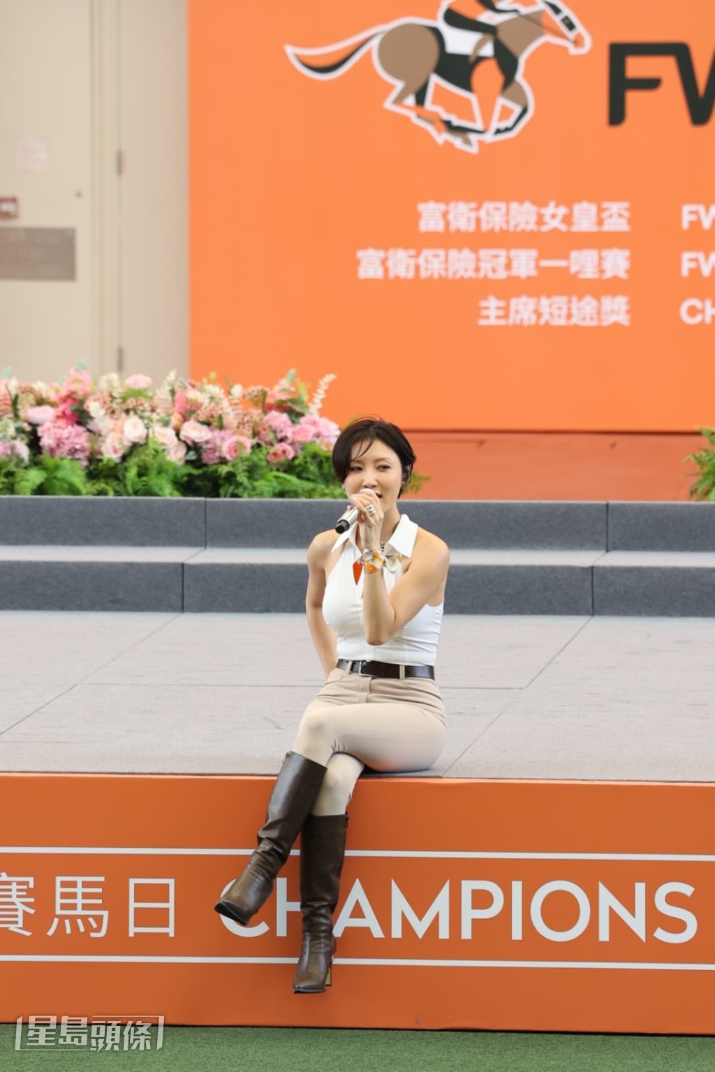 演唱《GOOD GOODBYE》時，華莎坐在舞台邊緣獻唱。