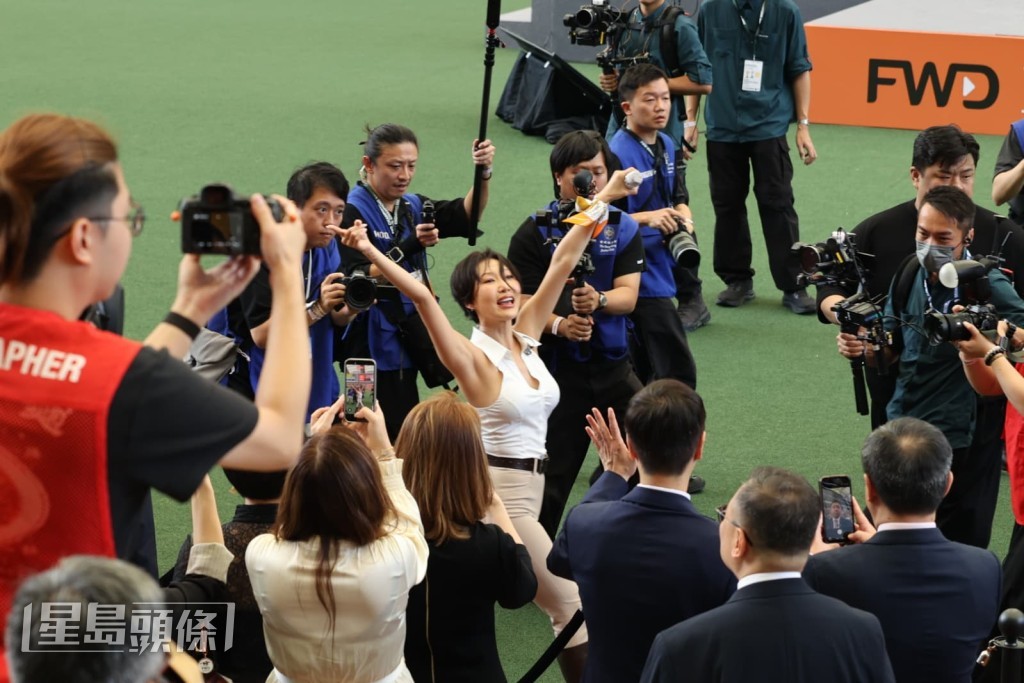 華莎走下舞台向觀眾揮手互動。