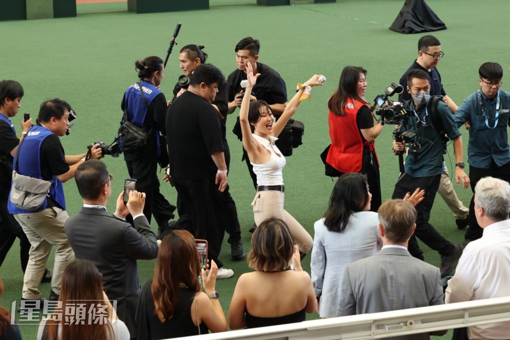 華莎揮手向粉絲道別。