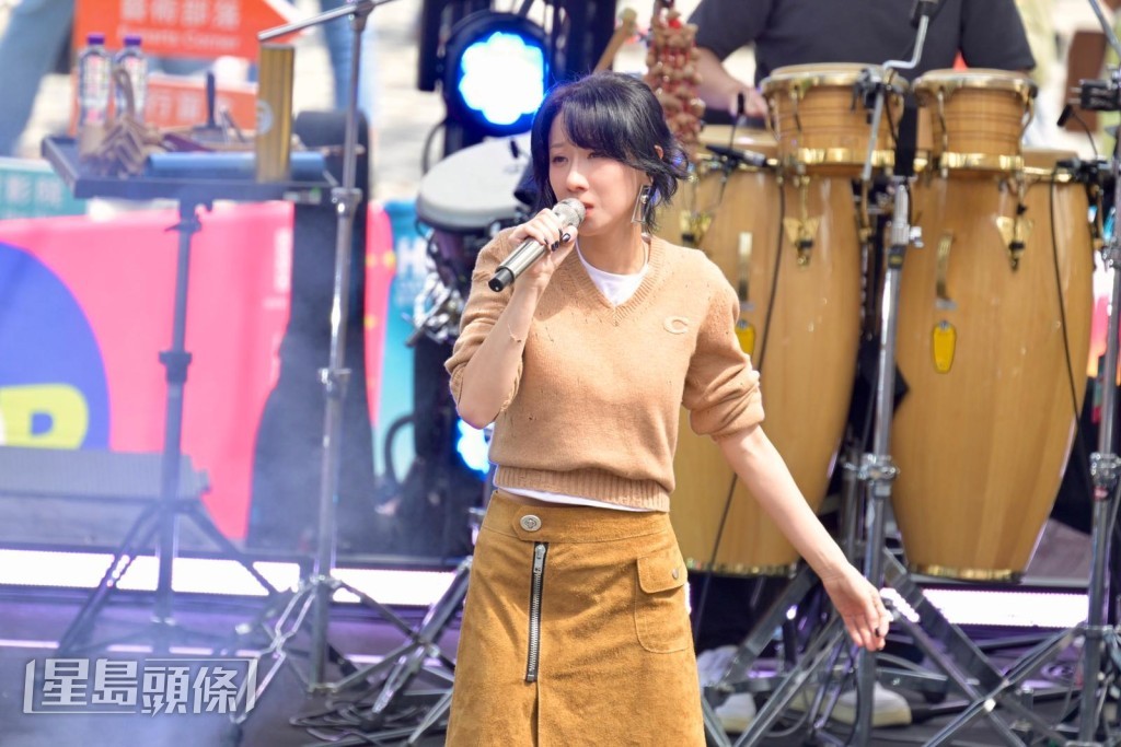 泳兒為音樂會打頭陣，一連獻唱八首歌曲。