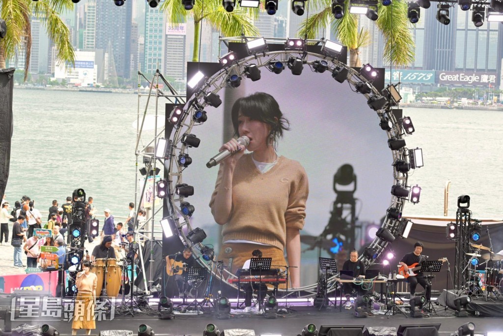 泳兒演出後表示非常盡興，因為她熱愛現場演唱。