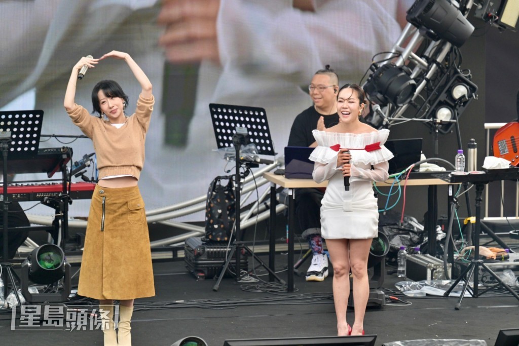 泳兒盡地主之誼，與泰國歌手New Napassorn合唱歌曲。