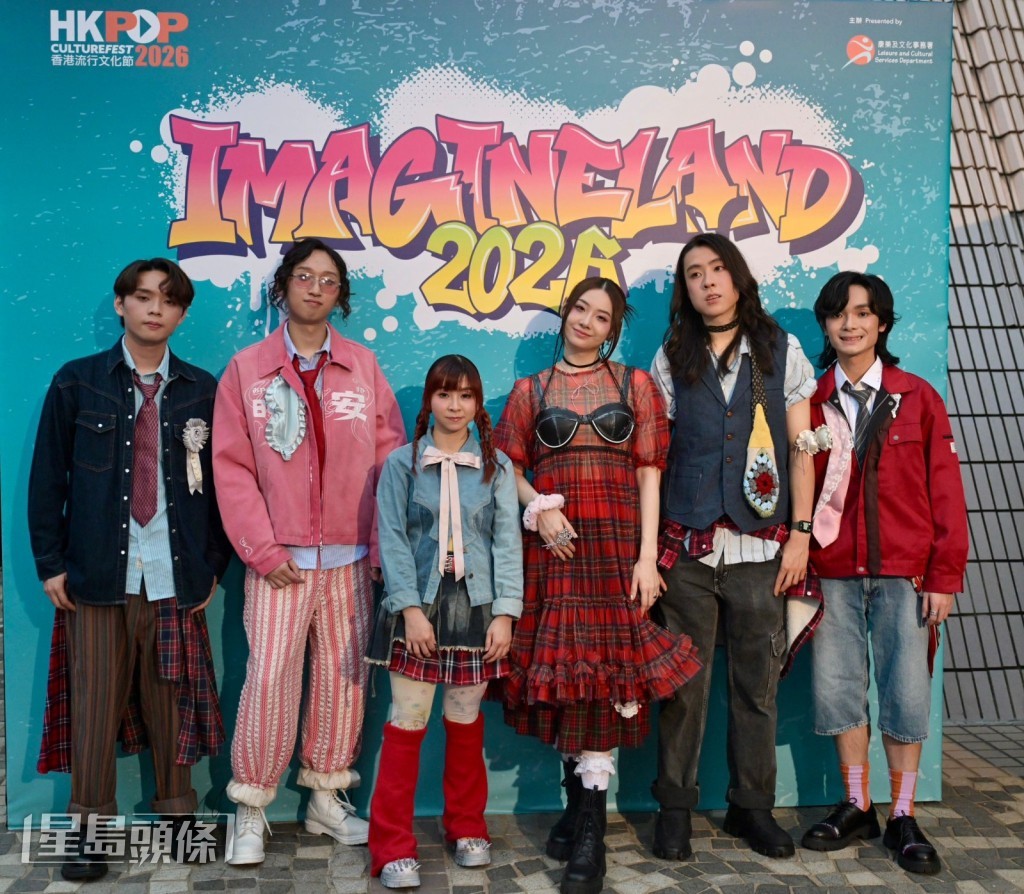 晚安莉莉在台上演奏八首歌，包括新作《當我們不再說晚安》。