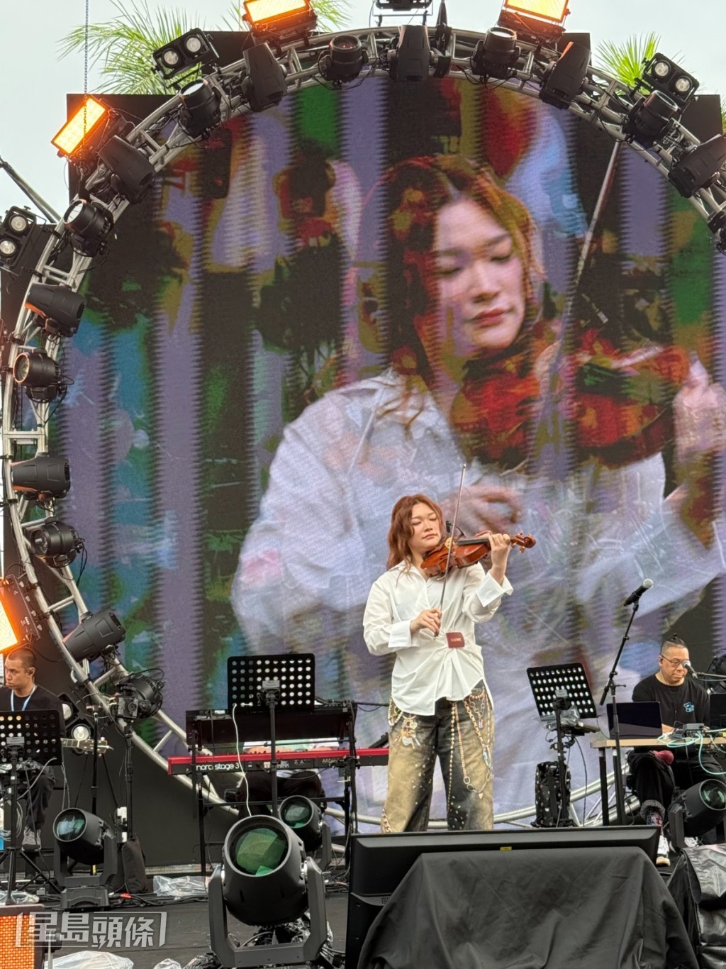 她並演繹了未派台的個人單曲，剛拍畢MV的《槍與玫瑰》。