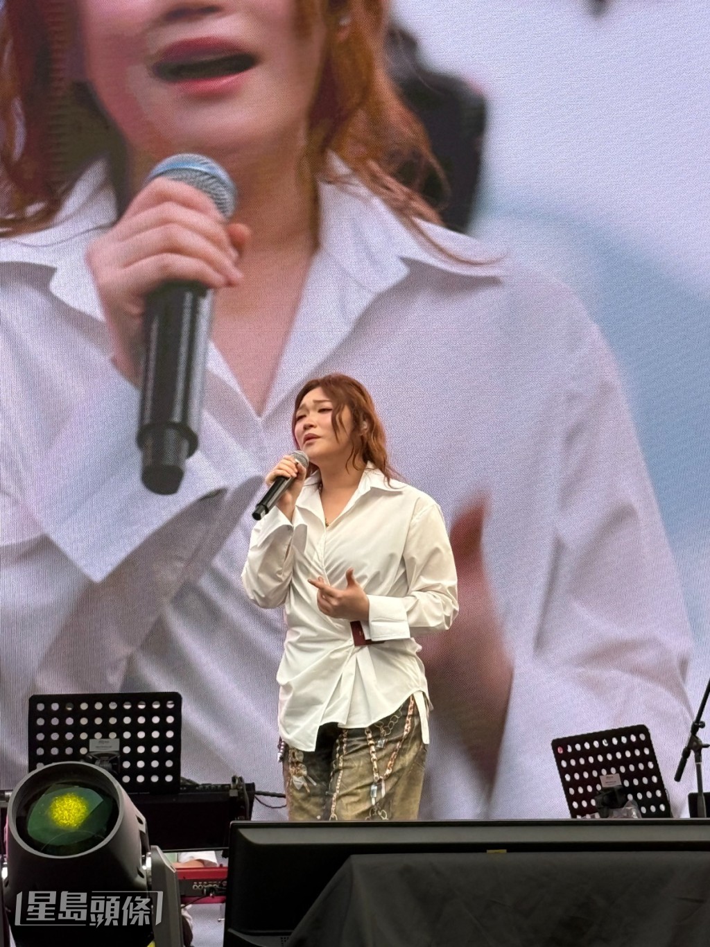 歌手黃洛妍（Janees）。