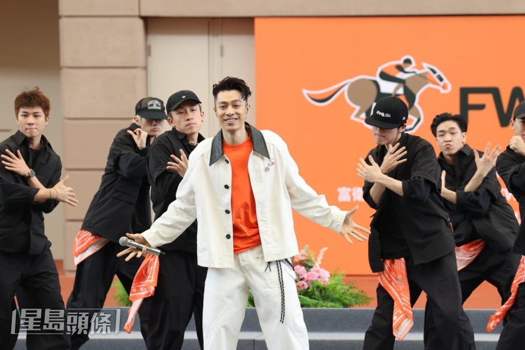 柏豪表示，今日是與家中長輩和一對子女一同入場。