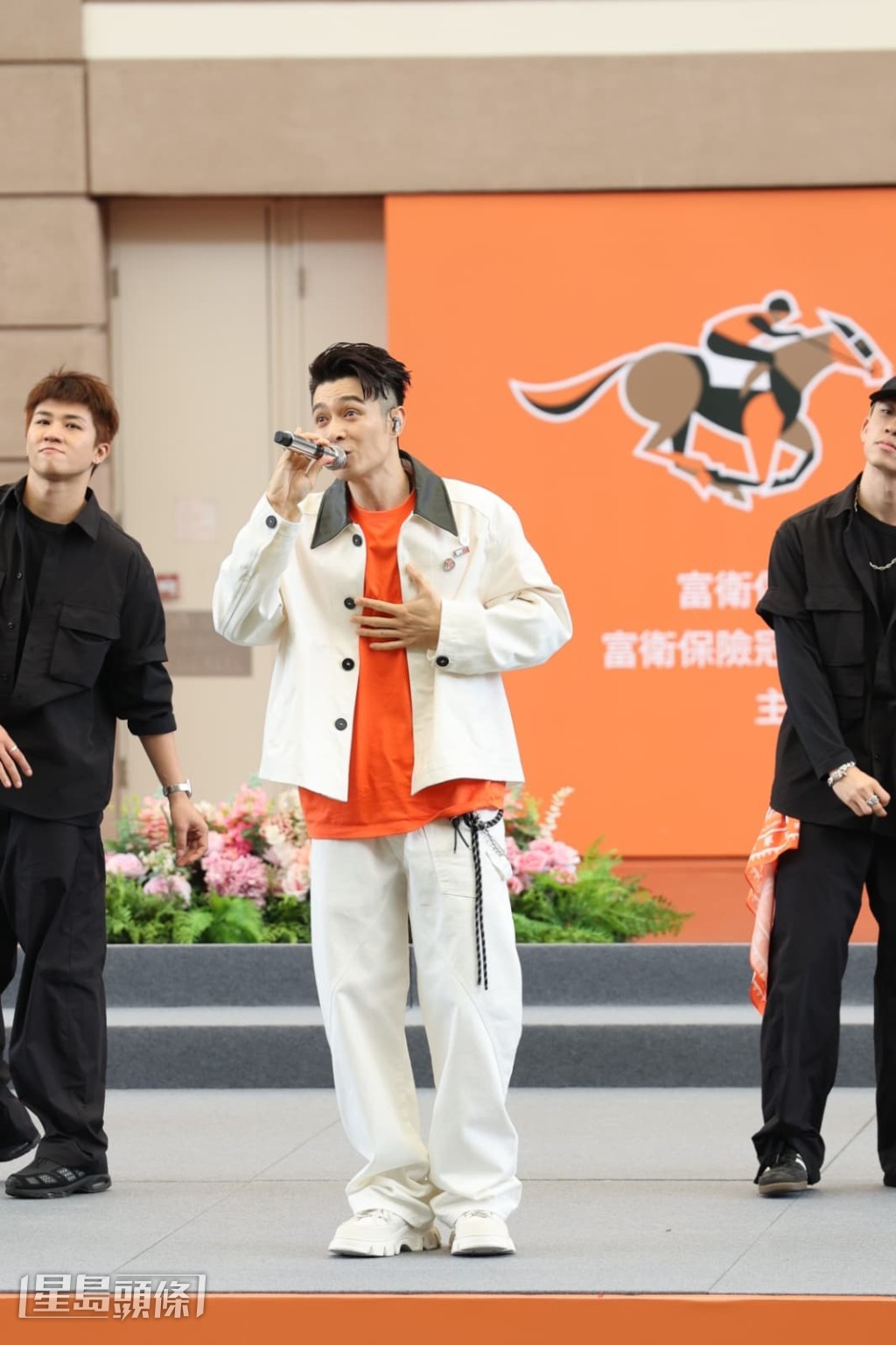 柏豪透露，目前正忙於在內地舉行巡迴見面會，預計行程會持續至明年。