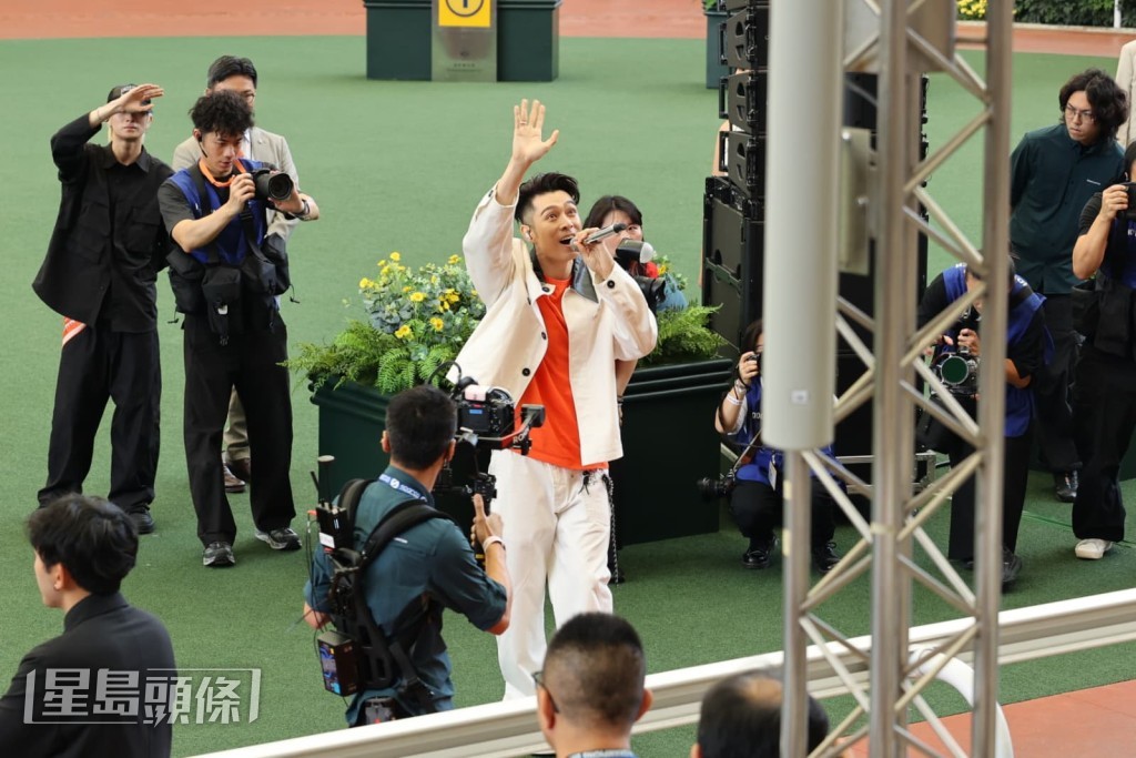 他與韓星華莎同場擔任表演嘉賓，但周柏豪表示未有機會碰面。