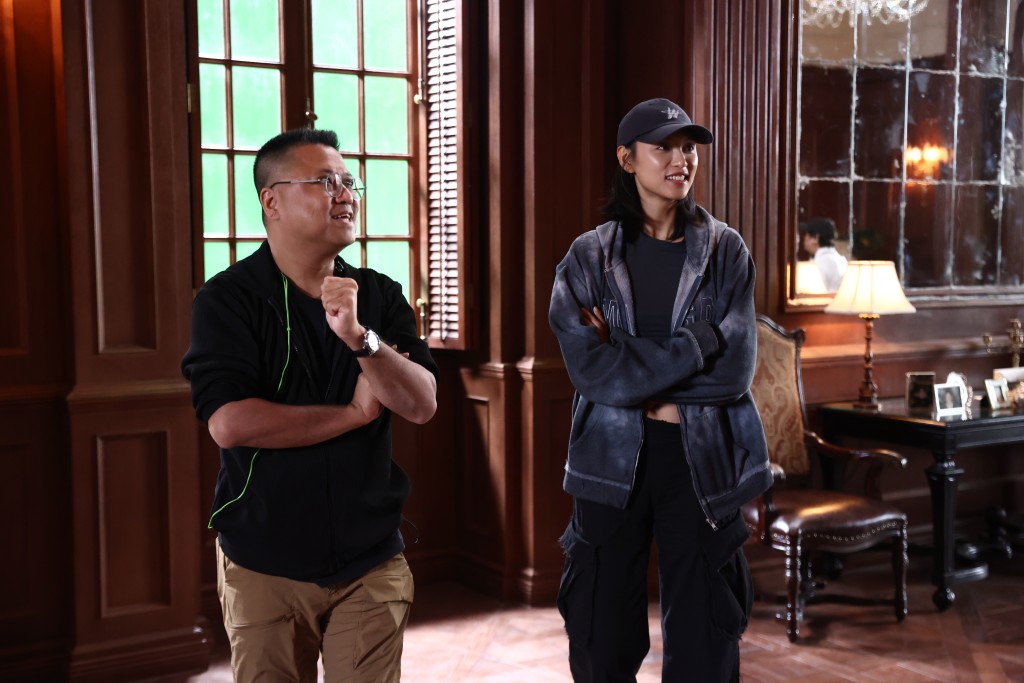 梁樂民與王丹妮在《寒戰1994》的拍攝現場交流。