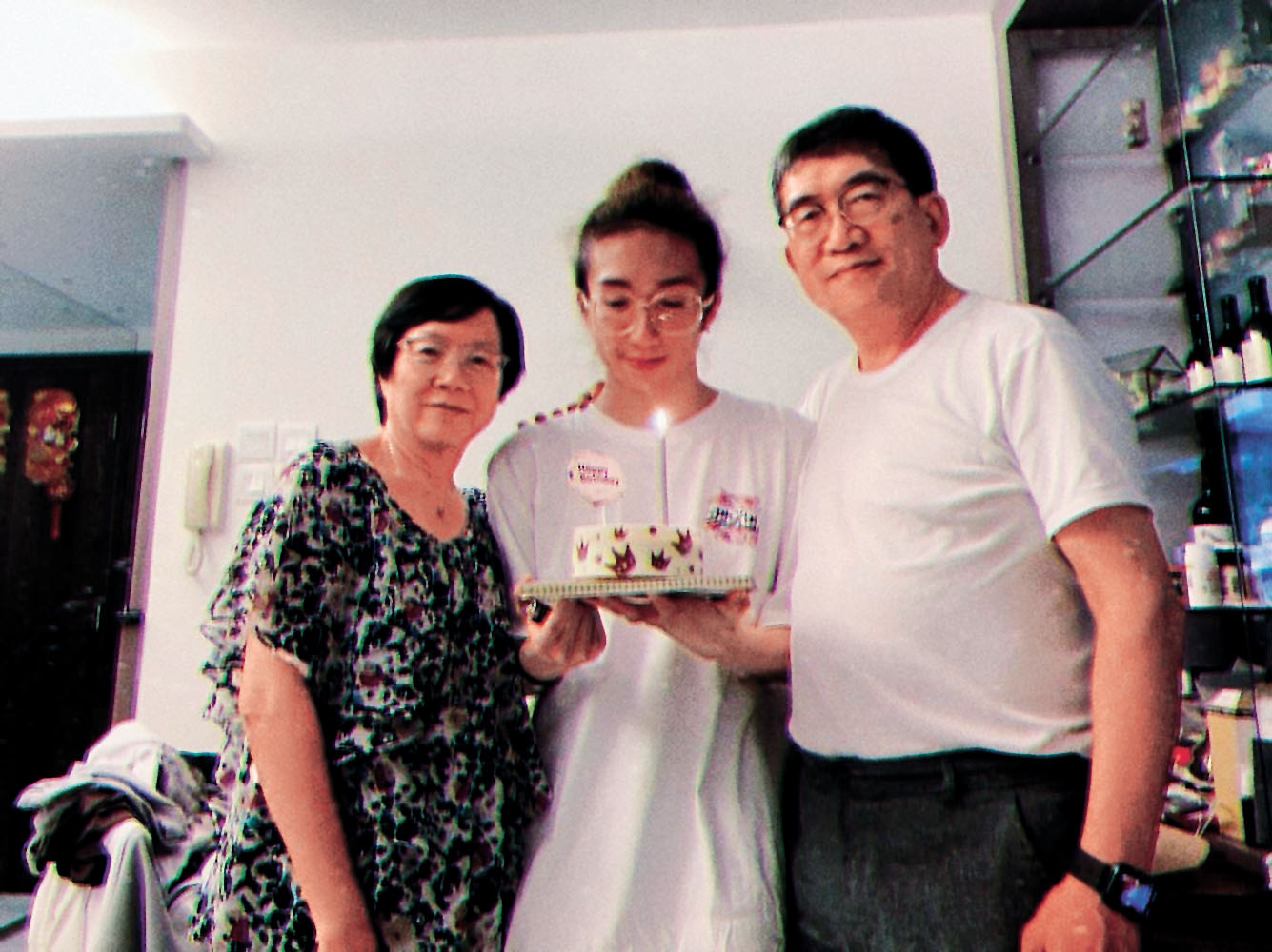 李牧師（右）三年多來堅持透過代禱信，傳遞受傷兒子阿Mo（中）的近況，如今卻突然傳來離世噩耗，令人傷心。