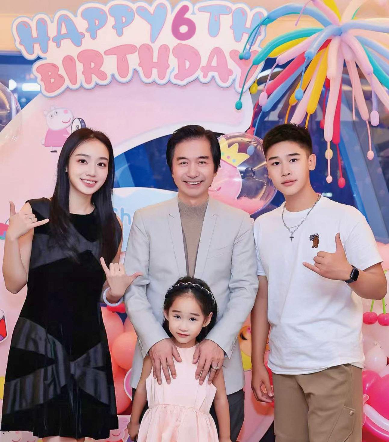 黃舒駿一家四口