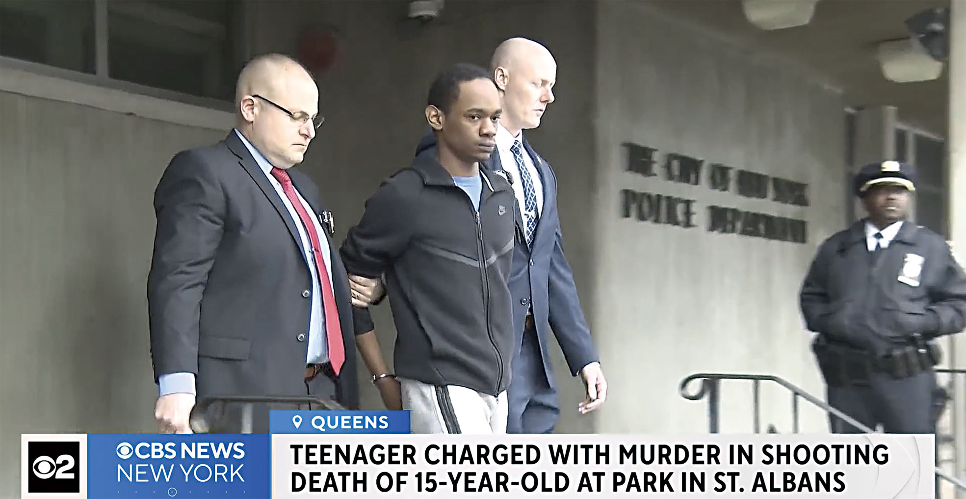 戴維斯面臨二級謀殺、幫派襲擊及兩項非法持有武器罪的指控。 CBS紐約截圖