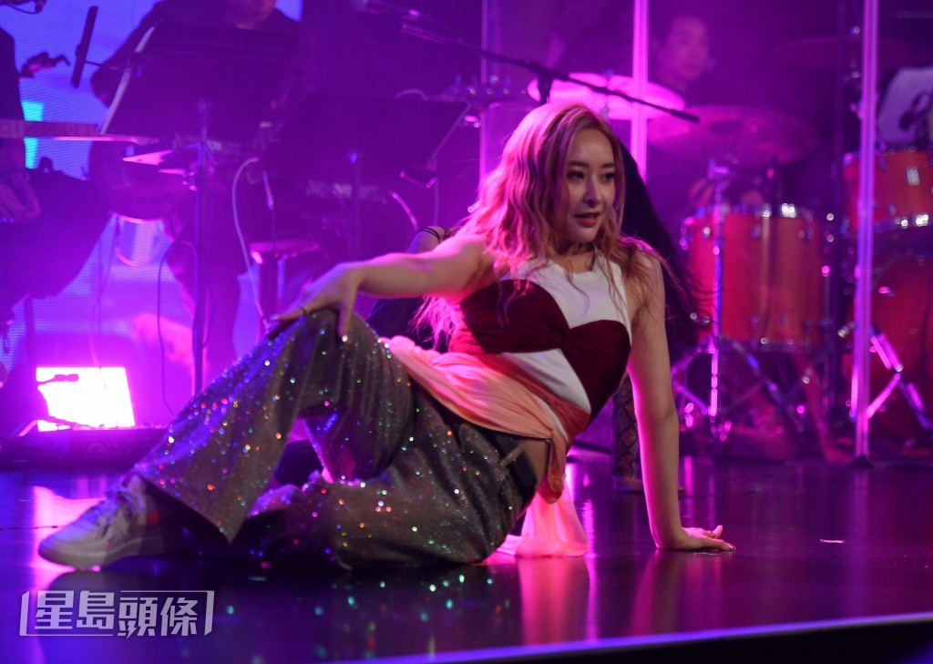 陳瀅笑言：「原來當跳唱歌手這麼容易口渴！」