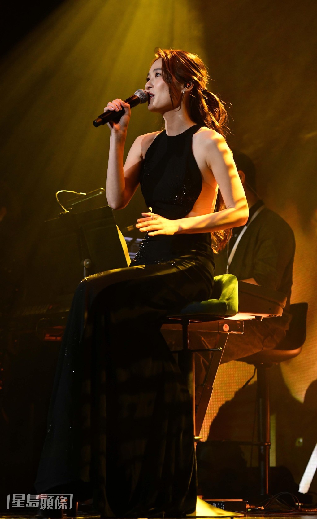 蔡潔將第一句歌詞改為「J先生」，眾所周知她是張學友（Jacky）的粉絲。