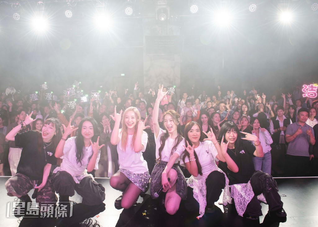 演出結束後，陳瀅與蔡潔仍留在台上，與粉絲們合照留念。