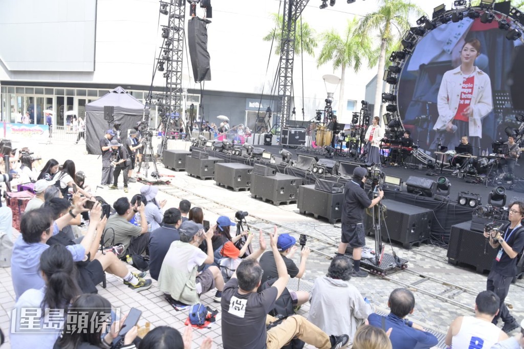 她表示尤其喜歡在演唱會及現場演出時表演快歌。