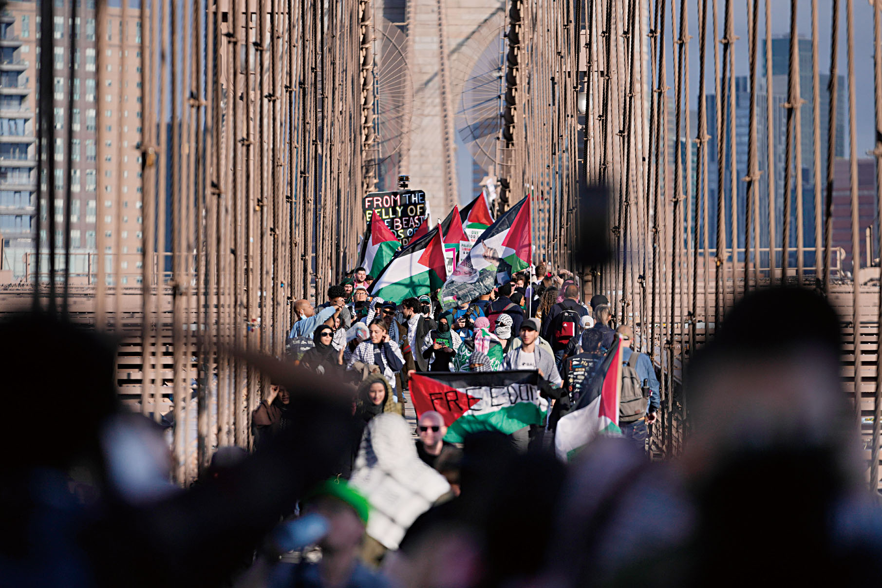 支持巴勒斯坦人士去年在紐約示威。特朗普政府發布新指引，移民若參與支持巴勒斯坦示威，或會被拒發綠卡。美聯社資料圖片