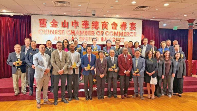 三藩市中華總商會向花車巡遊得獎單位及社區代表頒獎並合照。主辦單位提供