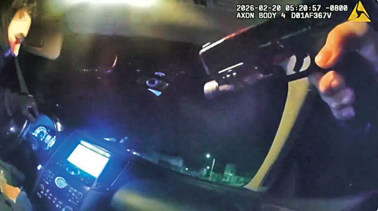 警員唐納森隨身攝像畫面顯示，他多次喝令德索薩停車，最終朝德索薩腿部開槍。安迪奧警察局