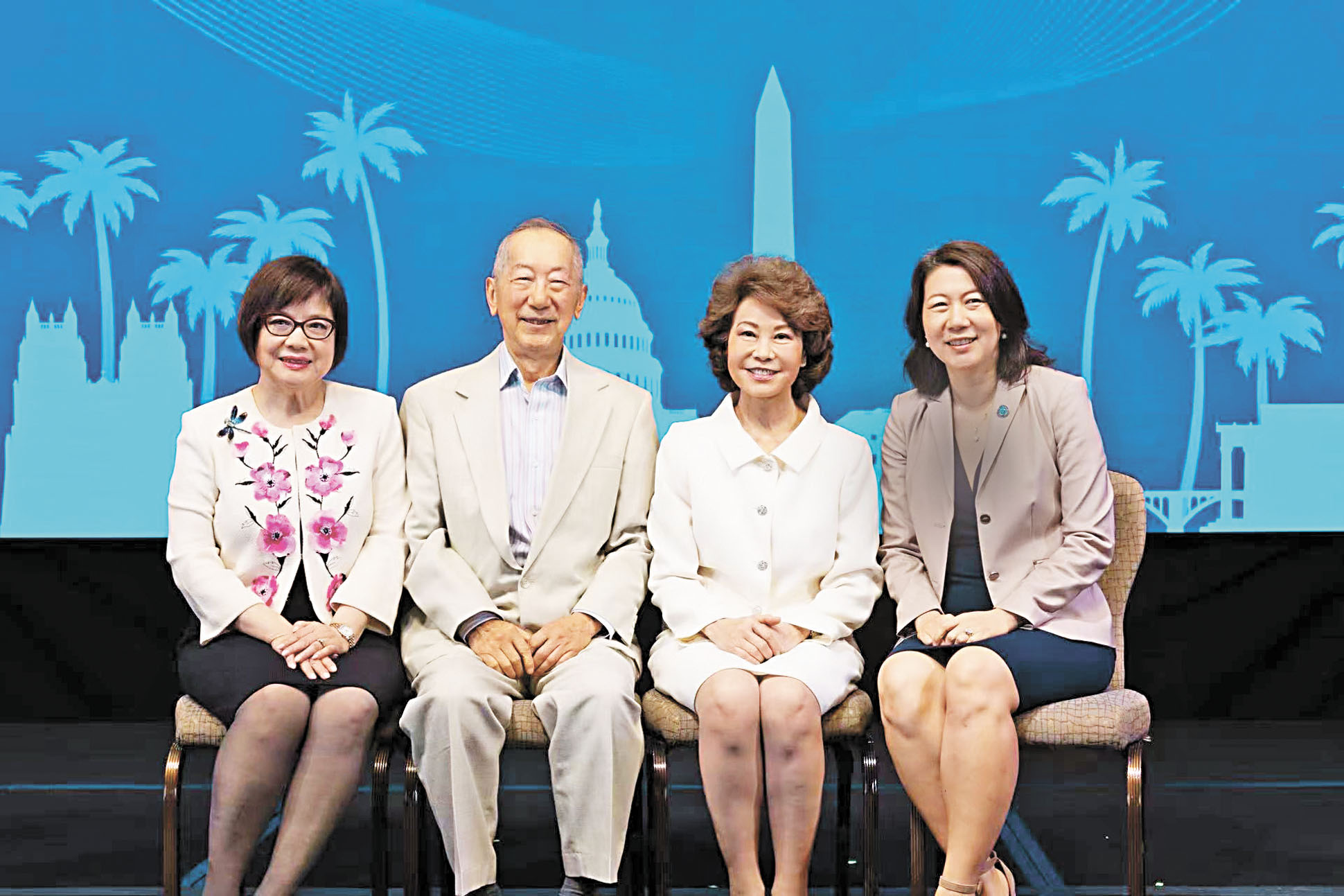 黃秉聰和女兒在參加美國亞太裔總商會活動時與趙小蘭等貴賓合影。