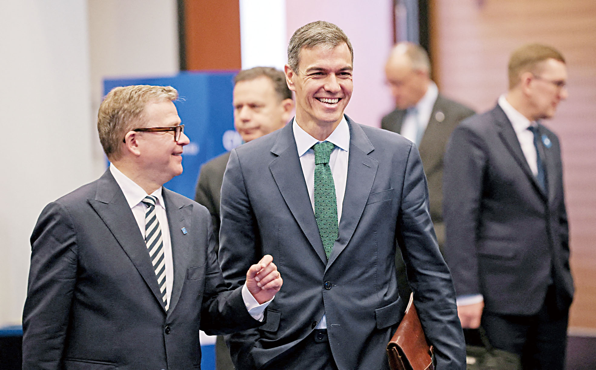 正在塞浦路斯參加歐盟峰會的西班牙首相桑切斯（右）強調西班牙是北約「可靠的成員」。路透社