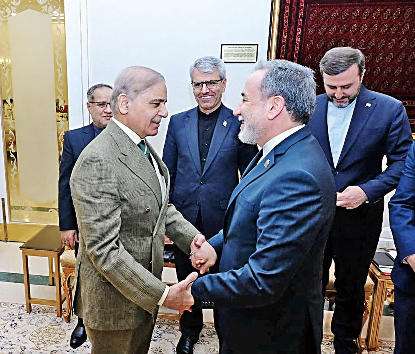 巴基斯坦總理夏巴茲（左）25日在伊斯蘭堡會見伊朗外長阿拉格齊（右）。路透社