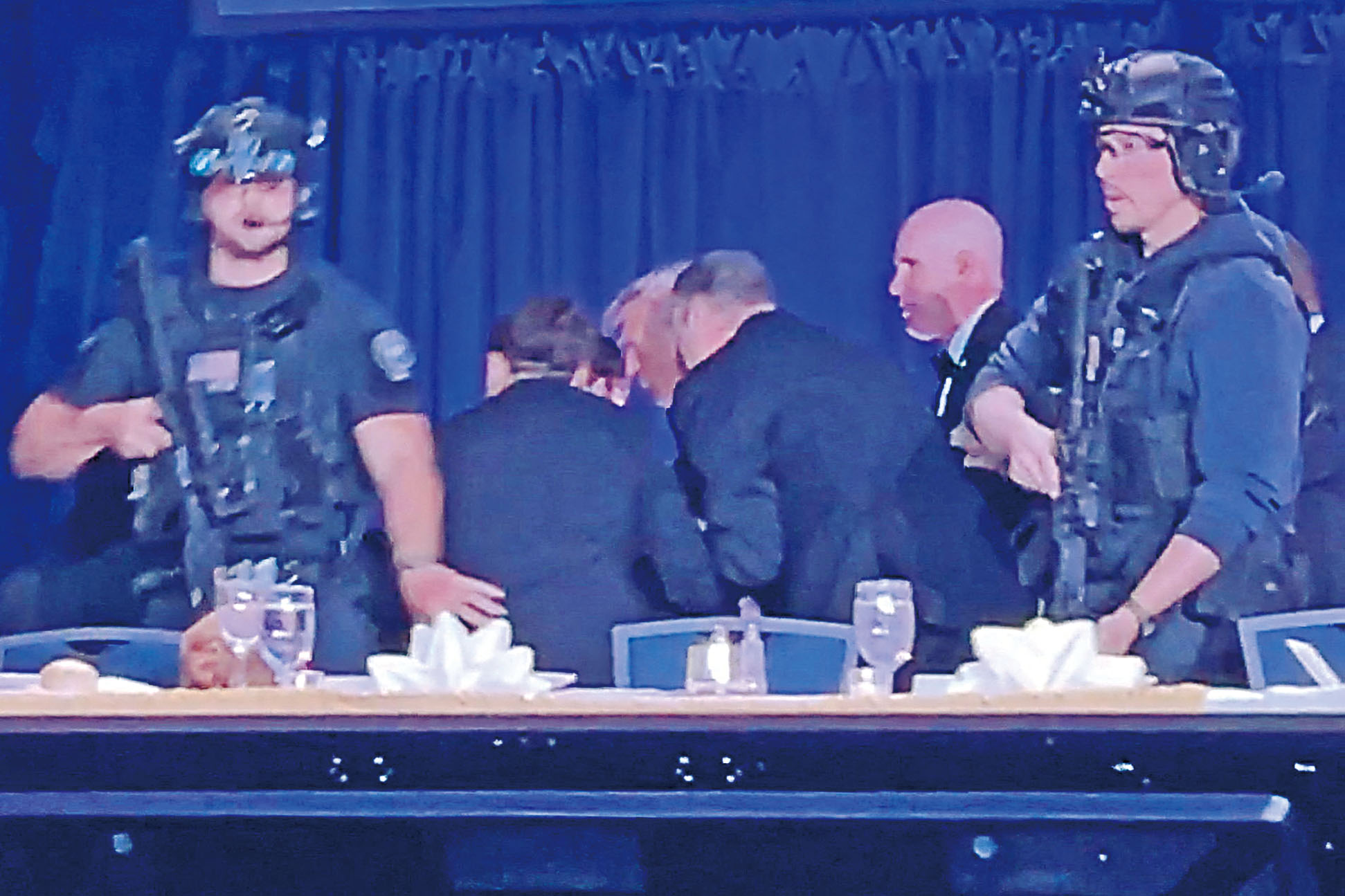 白宮記者協會年度晚宴突發槍響後，特朗普隨即被護送離開。路透社