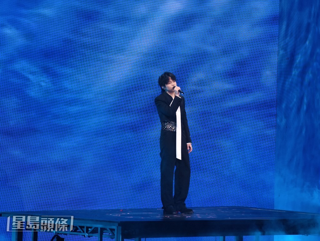 Ian在舞台上獻唱歌曲《樹會流眼淚》。