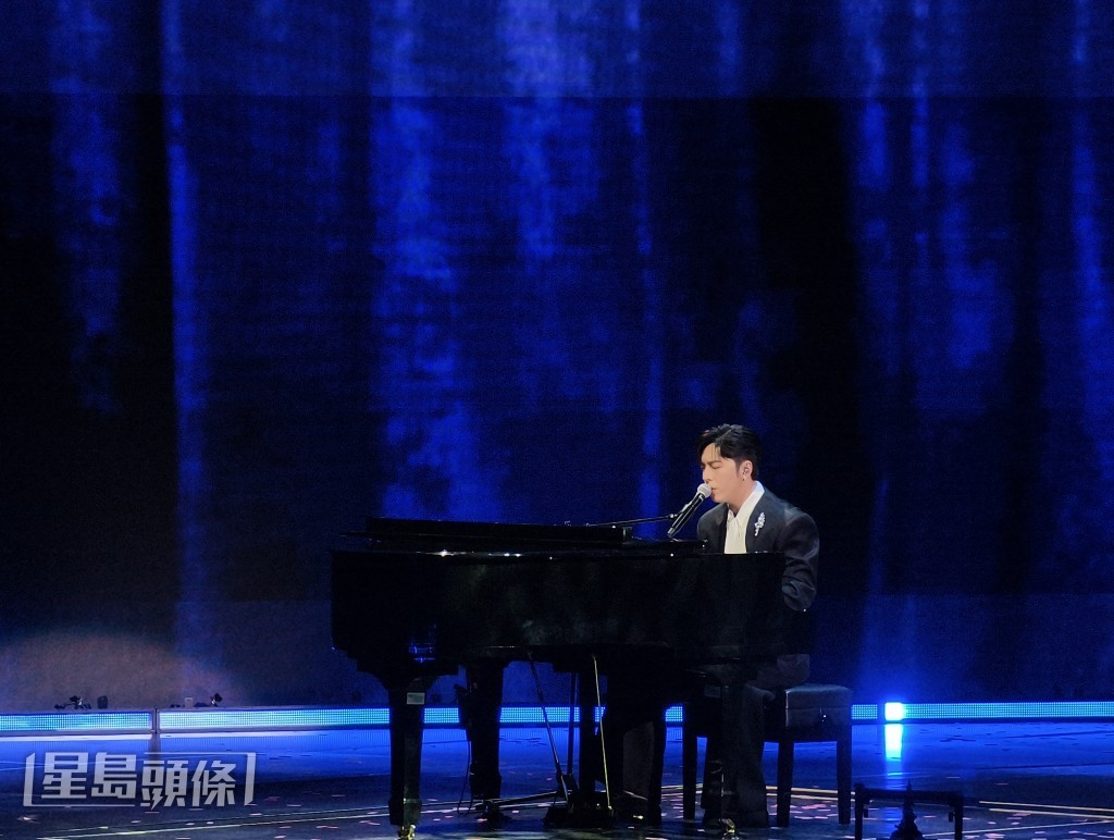 Edan演繹了他的作品《E先生連環不幸事件》。