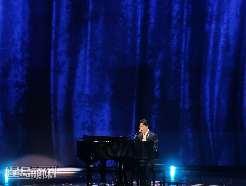 Edan以自彈自唱的方式表演。