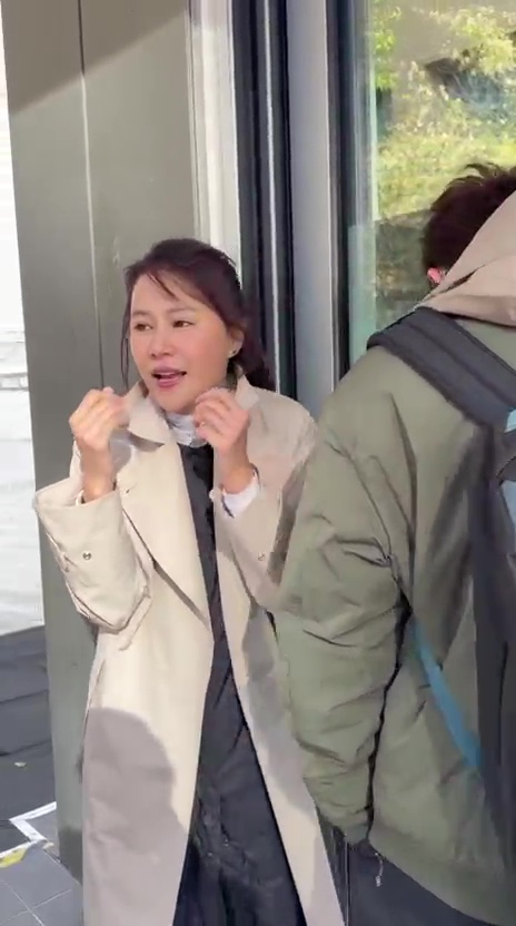 寒風中的互動，成為拍攝花絮中的搞笑一幕。