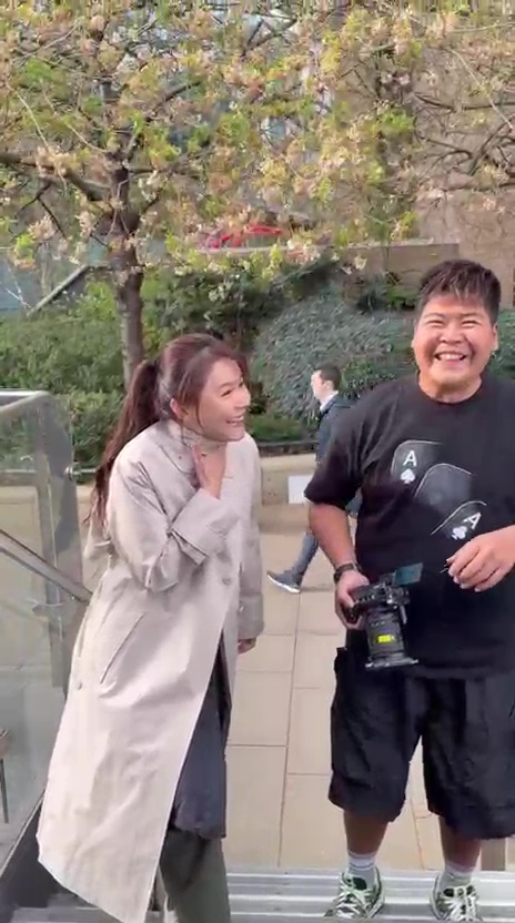 黃翠如對身穿短袖短褲仍不覺冷的攝影師表示驚訝。