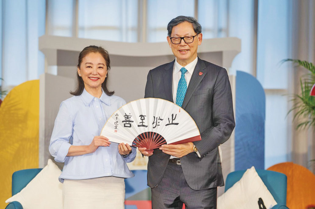 林青霞出席香港中文大學崇基學院演講。網上圖片 .c3/.c4 林青霞滿臉都是笑容，親和力十足。網上圖片