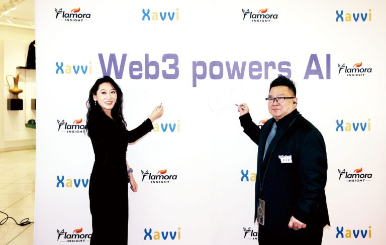Flamora Insight總裁Blair Gu（左）與Xavvi董事長Peter Wu簽到墻合影。主辦方提供