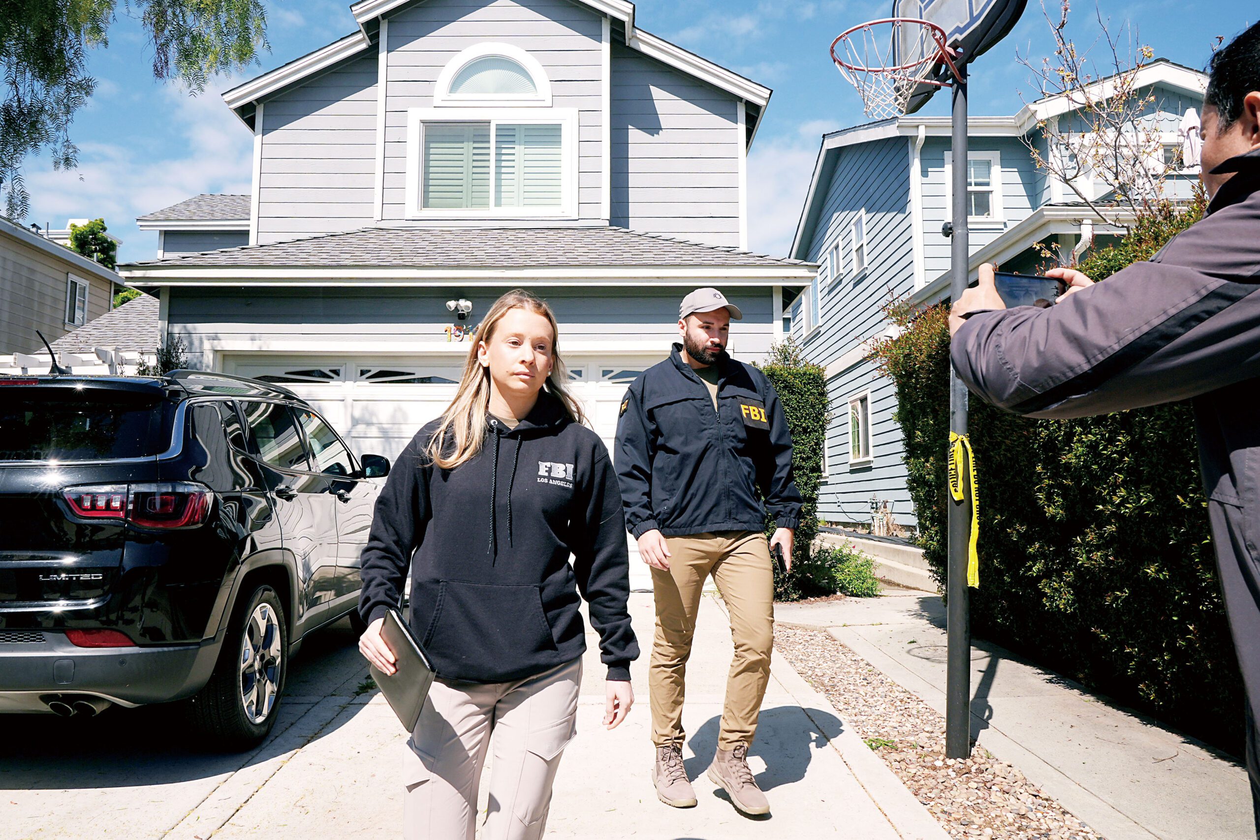 FBI探員26日挨家挨戶走訪記協白宮晚宴槍嫌艾倫（Cole Tomas Allen）鄰居，媒體記者全程跟隨。艾倫被確認為前一晚白宮記者晚宴槍擊案的嫌疑人。美聯社