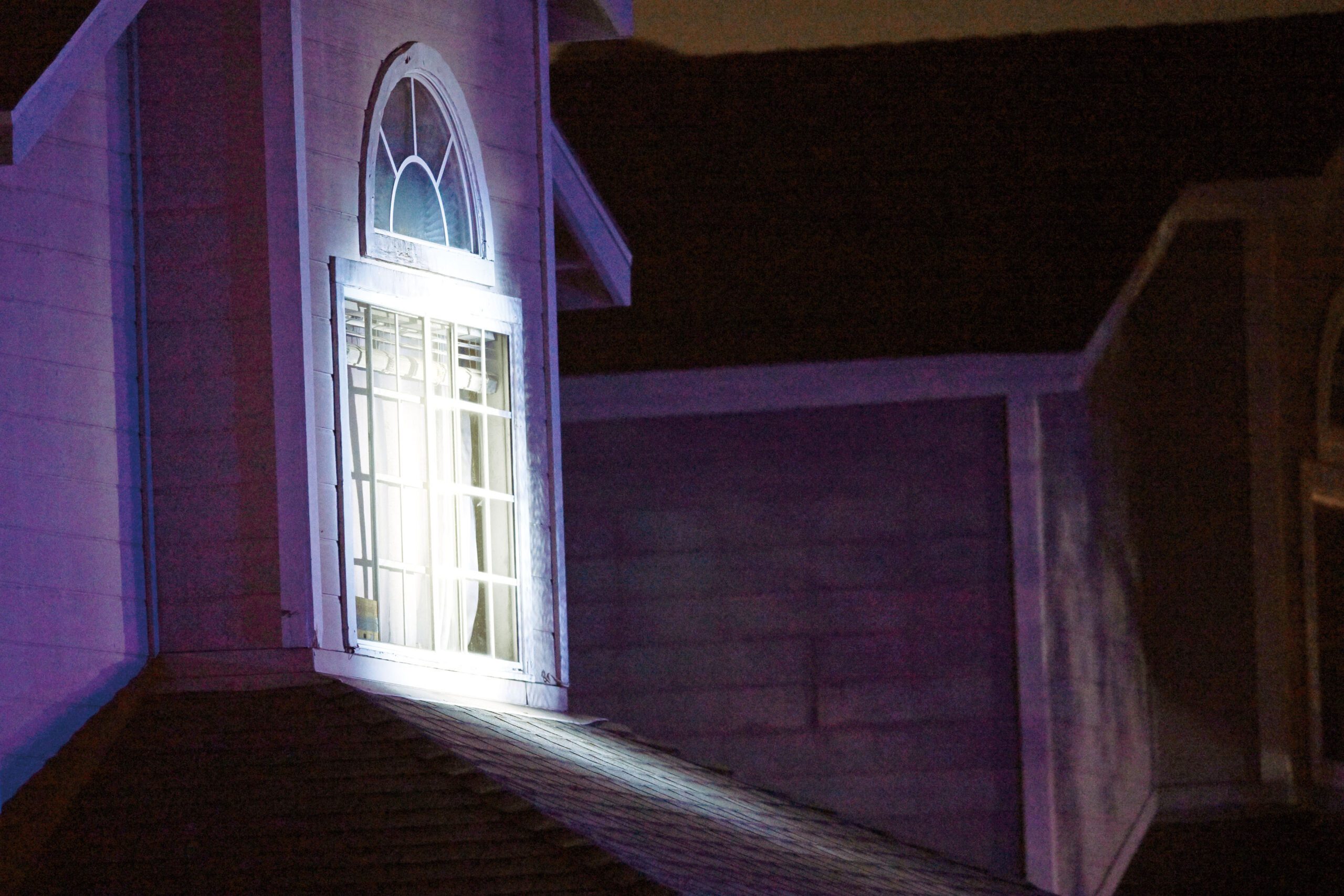 聯邦調查局官員25日用探照燈照射與白宮記者晚宴槍擊案嫌疑人艾倫的住宅窗戶。 美聯社