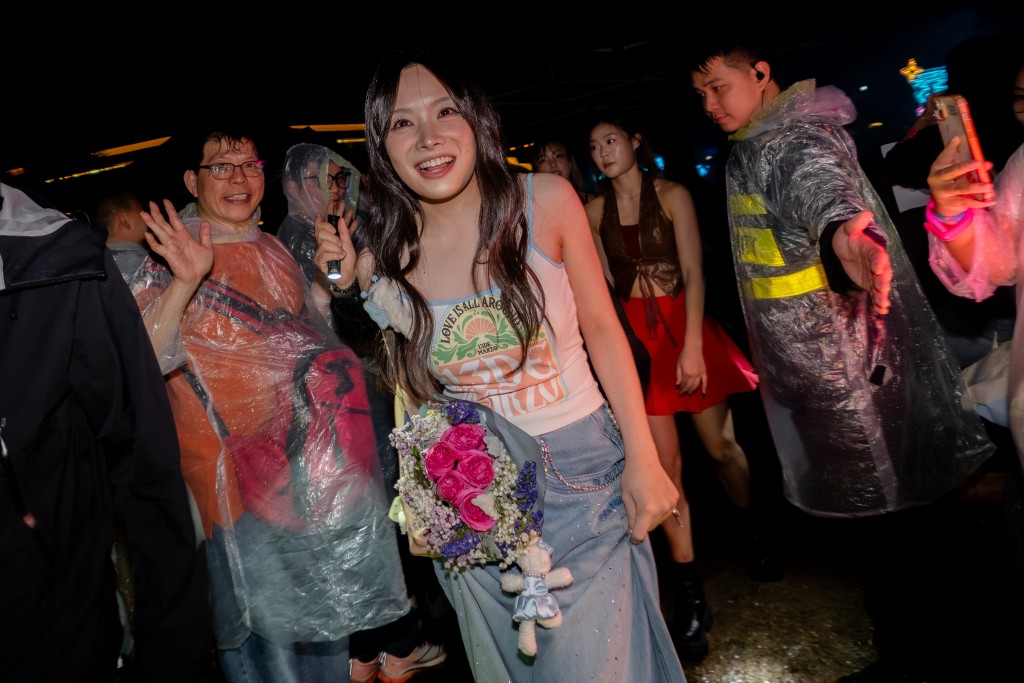 柯雨霏身穿小背心，展現青春活力。