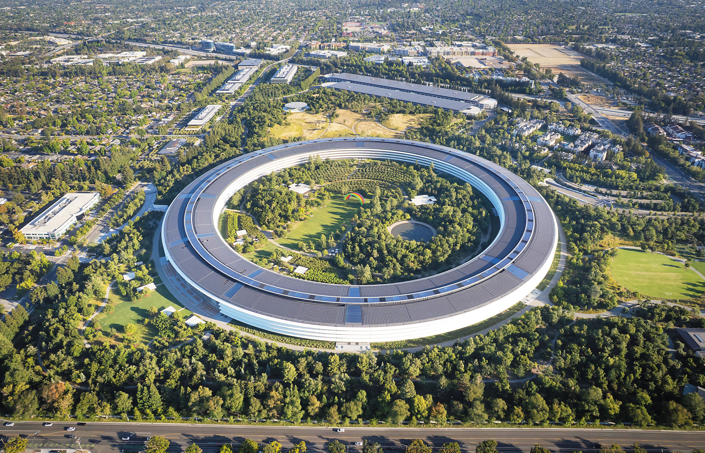 位於古柏蒂奴的蘋果總部外型特別。Adobe Stock