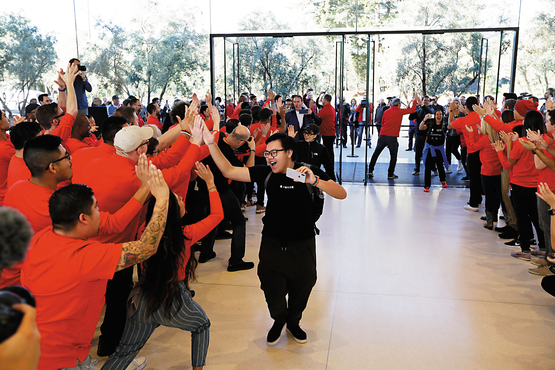 蘋果總部訪客中心2017年11月17日開幕，職員們列隊歡迎首批到訪民眾。美聯社資料圖片