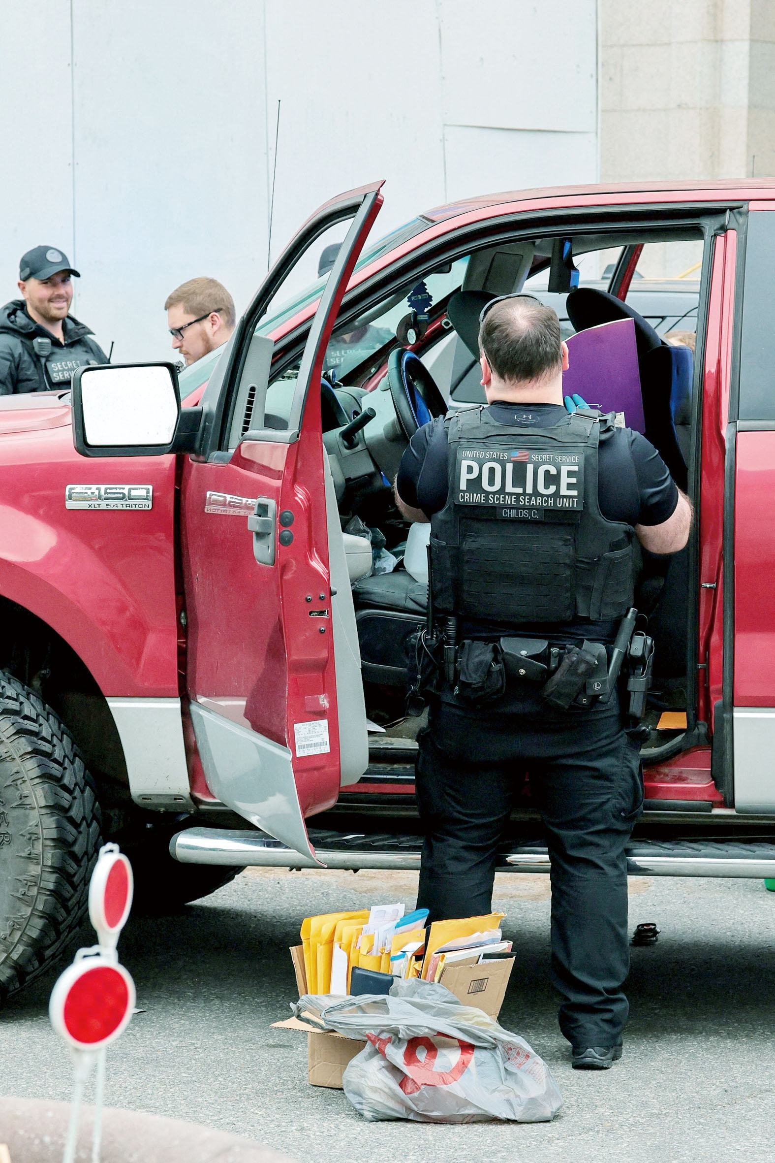 特勤局犯罪現場調查小組在白宮附近的賓州大道上對一輛汽車進行徹底的人工搜查。路透社 .c3/.c4 上兩圖為華盛頓希爾頓酒店外，執法人員到場調查。中新社/新華社