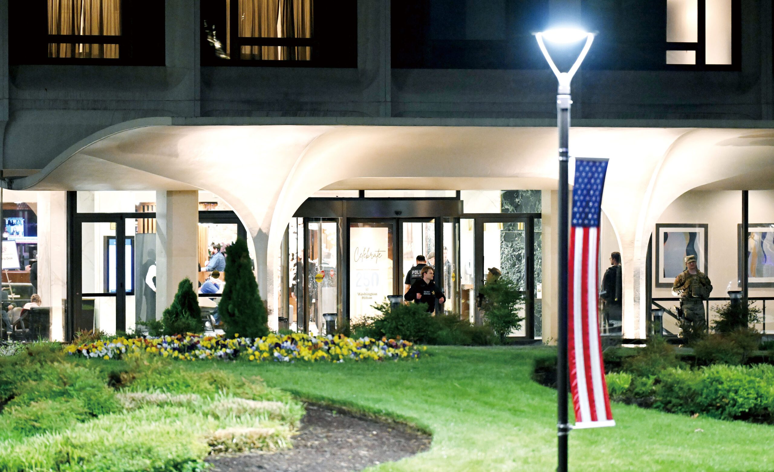 特勤局特工在華盛頓希爾頓酒店入口處站崗。新華社