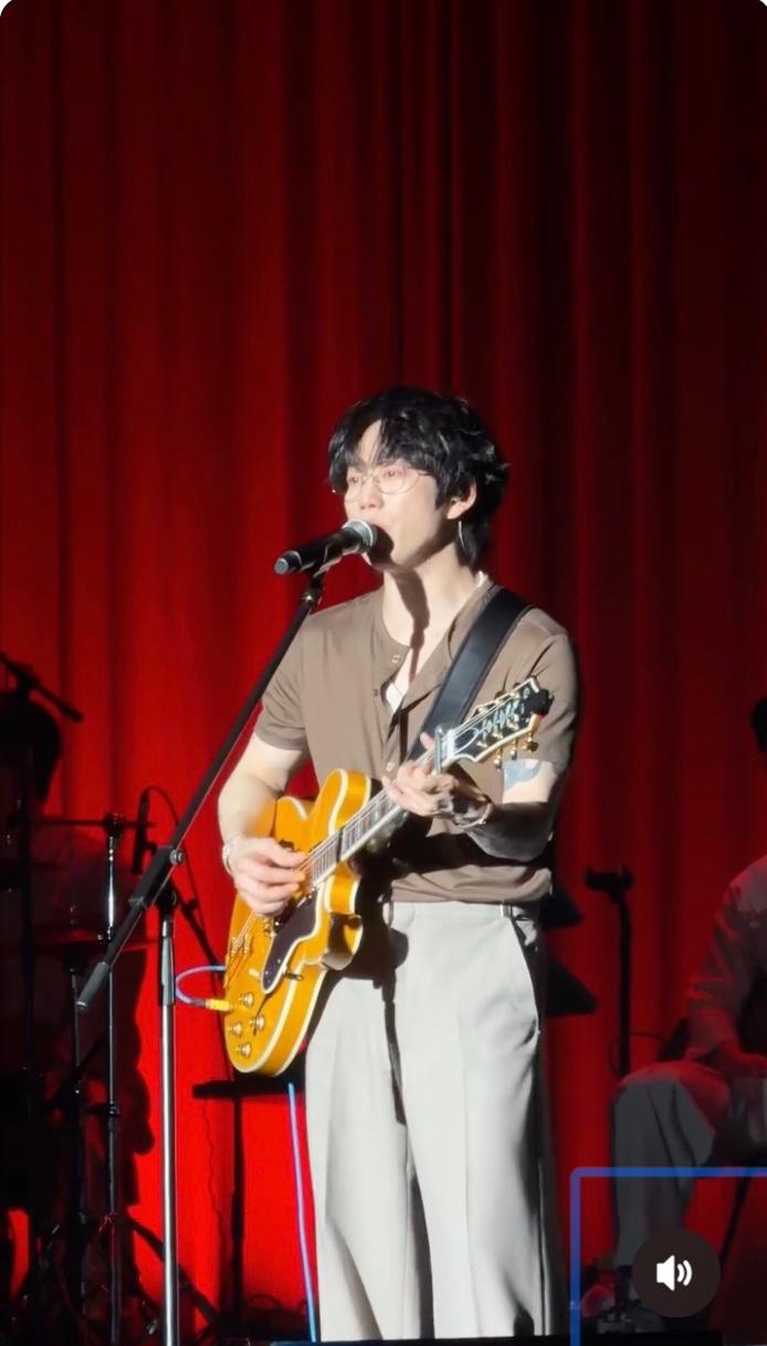 10cm以自彈自唱方式演繹《用背脊唱情歌》。