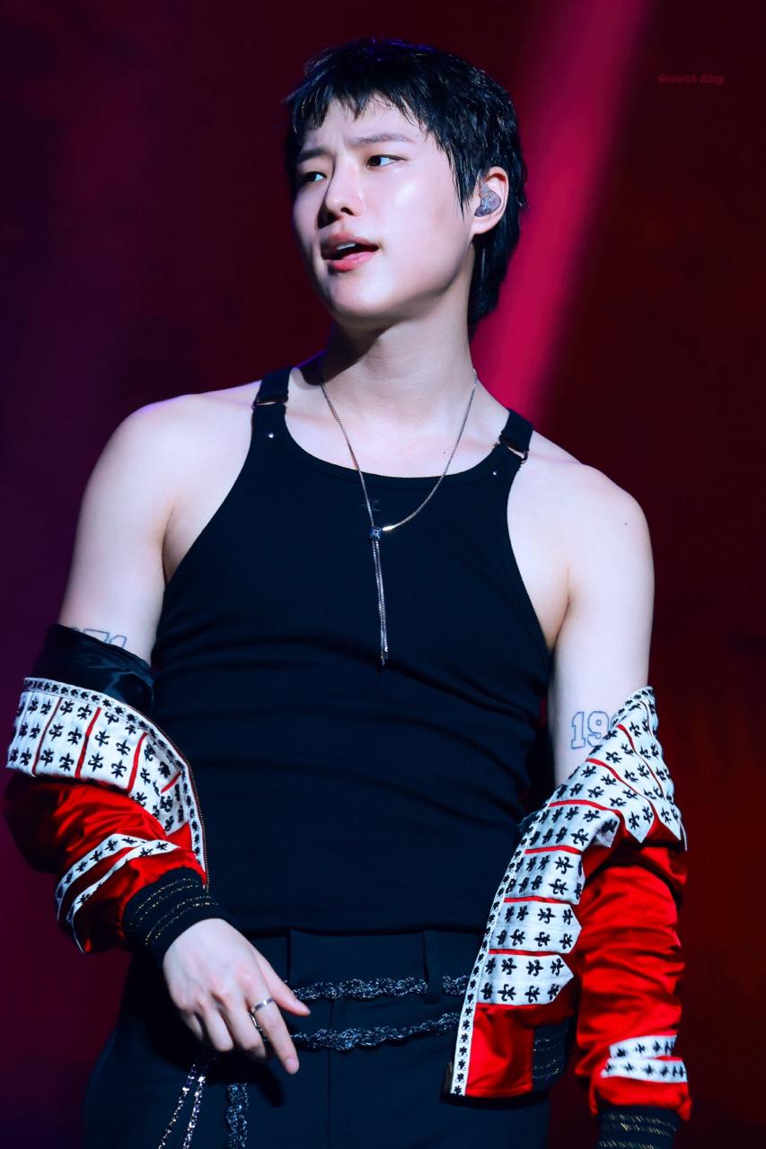 WOODZ演出時半脫下外套，展示手臂線條。