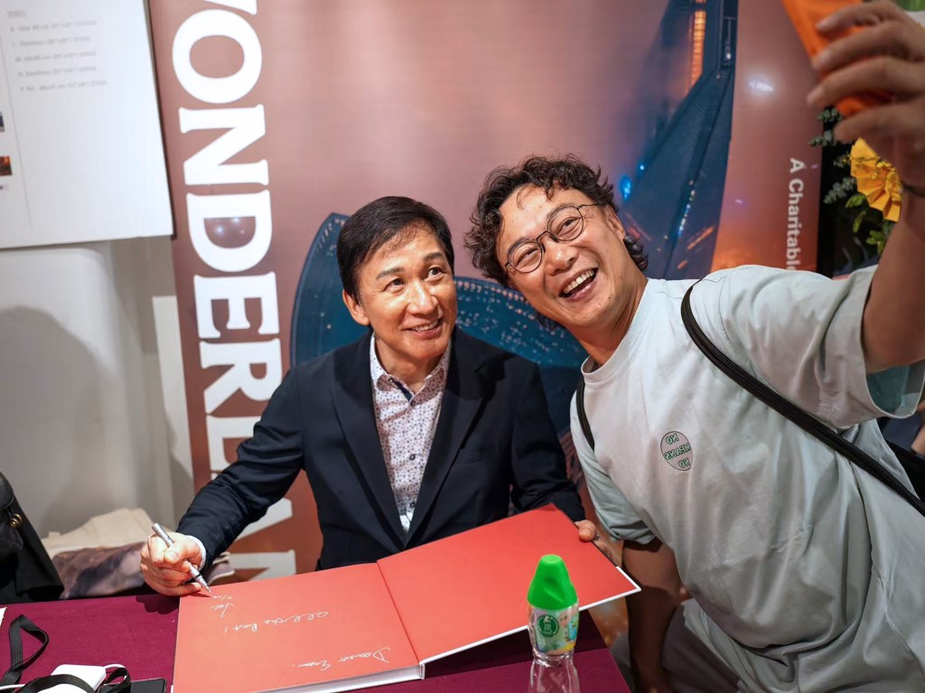 鬼馬的陳奕迅在場內自拍留念。