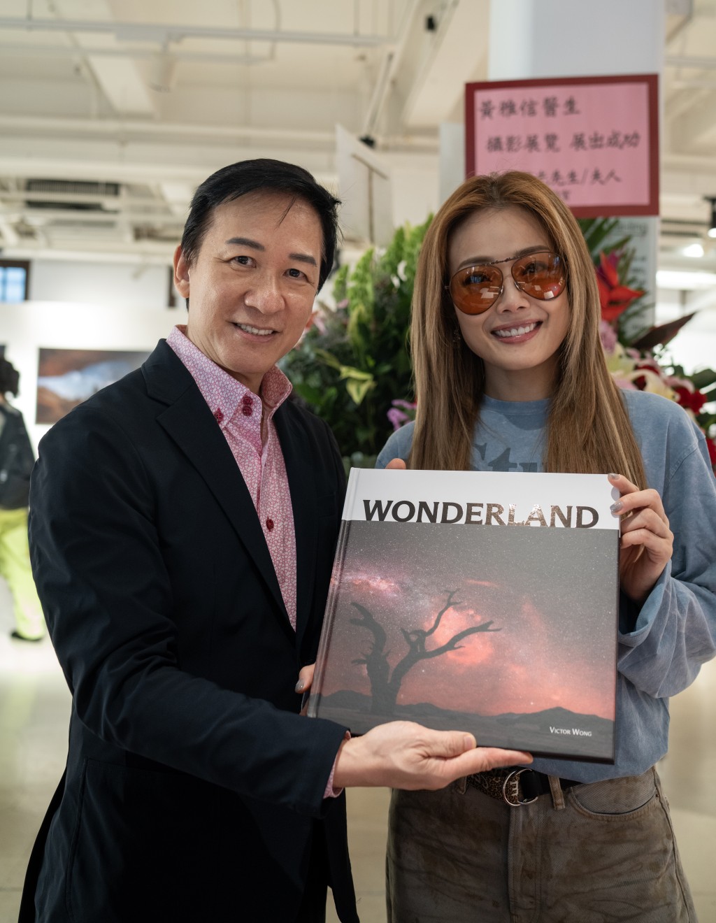 簽名攝影集別具紀念意義。