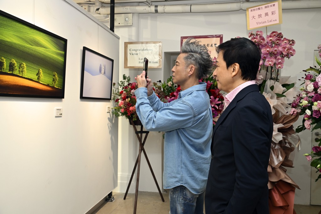 現場嘉賓看到精彩作品忍不住拍照記錄。